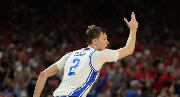 Cooper Flagg celebra una canasta ante Houston.