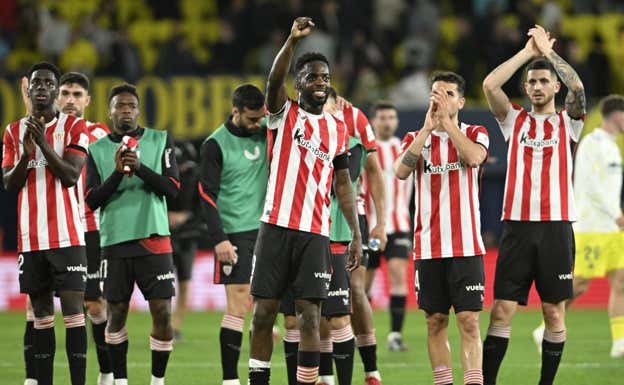 Los jugadores rojiblancos celebran el punto conseguido en Villarreal. EFE