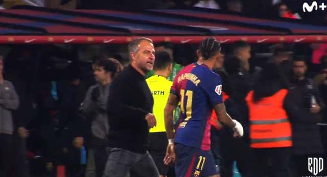 Sale a la luz lo que se dijeron Raphinha y el asistente en su discusión durante el Barcelona-Betis: «¿Qué piensas que haces?»