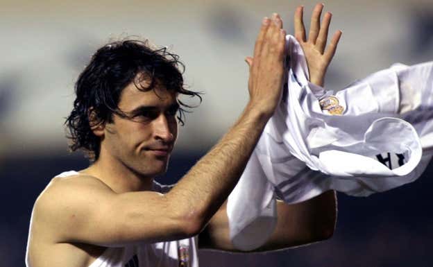 Raúl saluda a la afición tras ser eliminado por el Arsenal, en 2006.