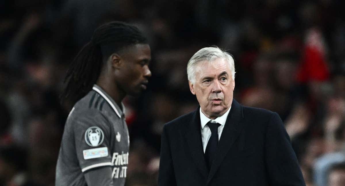 Ancelotti, en el Emirates con Camavinga.