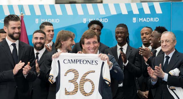 Martínez Almeida no ve cercanos los conciertos en el Santiago Bernabéu pero avisa: «Sin él, ni Taylor Swift ni la NFL»