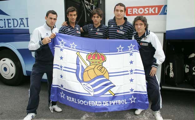 Delibasic posa junto a De Cerio, Prieto, Gari Uranga y Juanma Lillo con una bandera de la Real Sociedad.  Diario Vasco