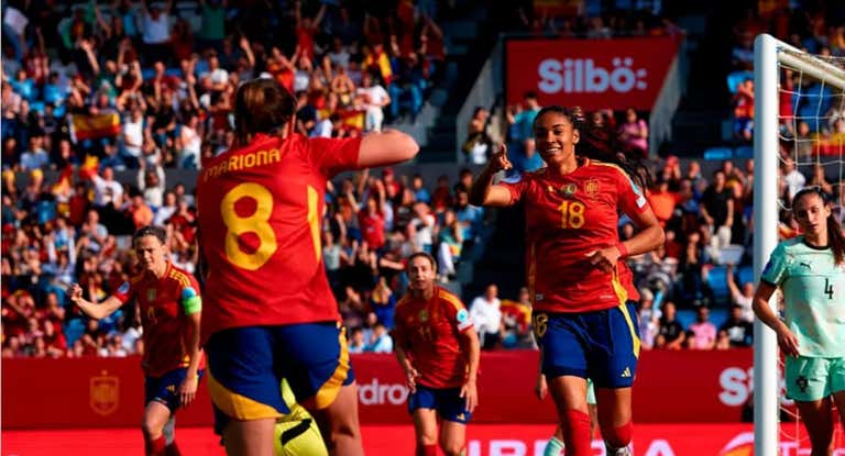 Salma y Mariona celebran un gol de España en Vigo.