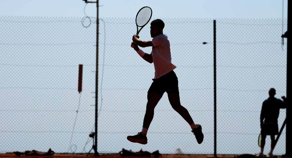 Carlos Alcaraz golpea un revés durante un entrenamiento en Montecarlo.