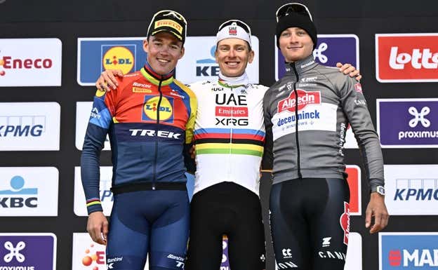 Pogacar junto a Pedersen (izquierda) y Van der Poel (derecha) en el podio de Flandes. AFP