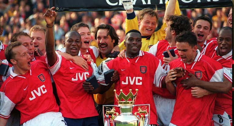 El Arsenal celebra la Carling Cup de 1998.