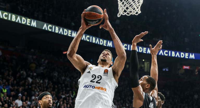 Edy Tavares durante el partido ante el Partizan.