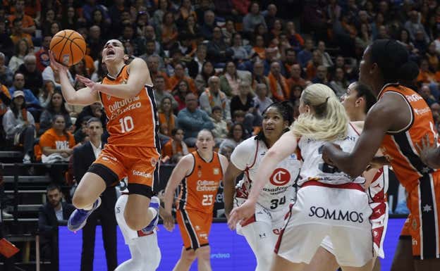 Leti Romero, con la bola, durante un partido.  VALENCIA BASKET