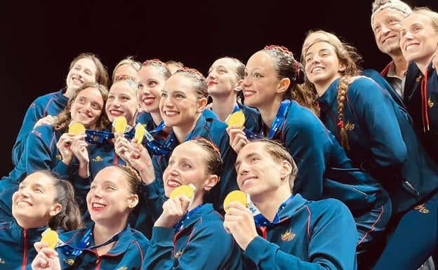 El equipo español recibe el oro en el podio de la Copa del Mundo de Egipto. SARA SALDAÑA