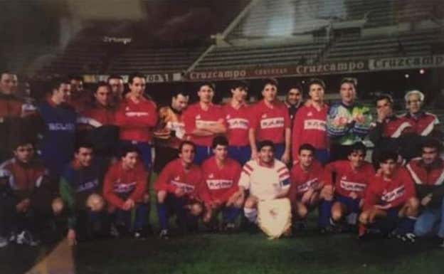 La plantilla del Gimnástico de Alcázar posa con Maradona en el Sánchez Pizjuán.