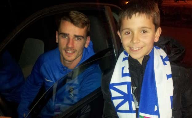 Un jovencísimo Pablo Marín sacándose una foto con Griezmann.  Relevo