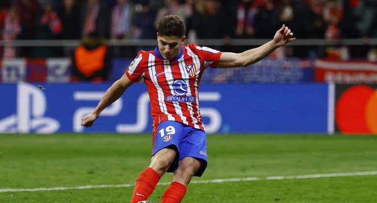 Julián Alvarez, en el momento de lanzar el penalti ante el Real Madrid.