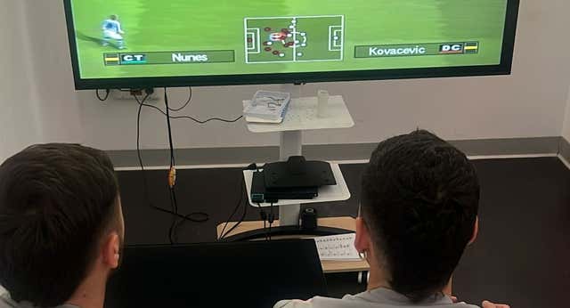 Detrás de la foto viral del Rayo Vallecano jugando al Pro Evolution Soccer 6: “Hay unos piques de locos”