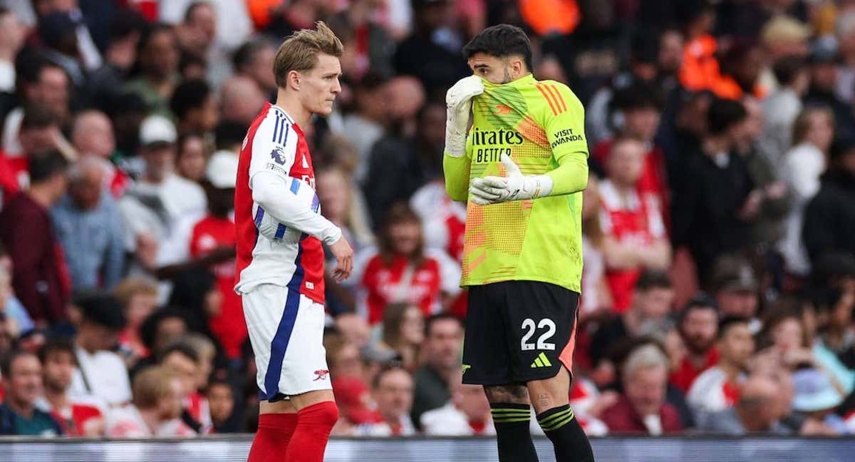Odegaard y Raya charlan durante el partido.