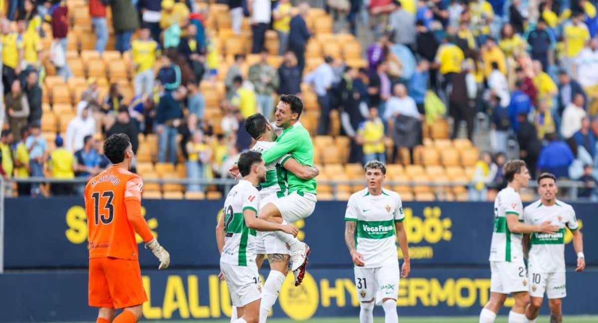 El Elche celebra la victoria.