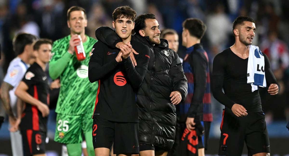 Pau Cubarsí y Eric García se abrazan después de la victoria ante el Leganés.