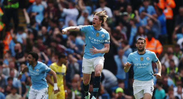 La magia de De Bruyne impulsa al City en su pelea por la Champions