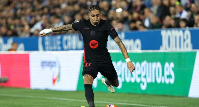 La suerte se alía con un Barça invencible