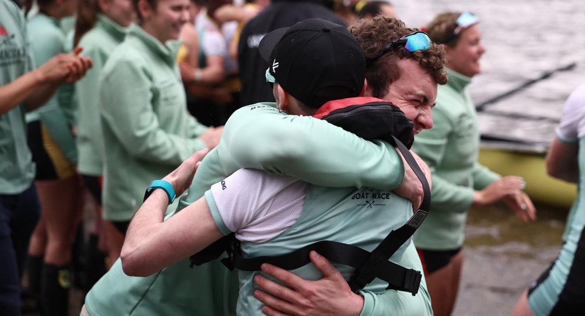 Remeros de Cambridge celebran la victoria ante Oxford.