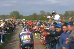 Van der Poel estalla tras recibir un 'bidonazo' en plena París-Roubaix: “Ha sido un intento de homicidio”