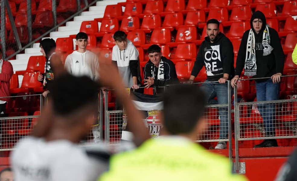 El Cartagena se despide del fútbol profesional a siete jornadas del final