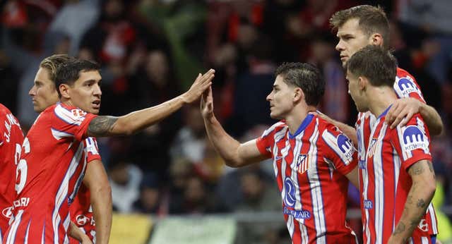 El Atlético resiste y el Valladolid se hunde en un partido lleno de errores