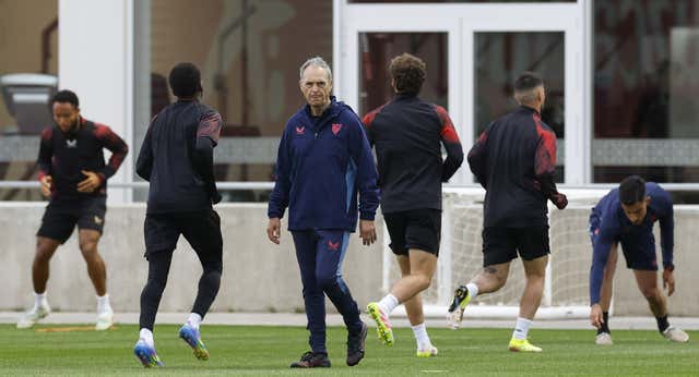 Los cuatro minutos ‘made in Caparrós’ en el vestuario del Sevilla donde mezcló avisos, elogios y una banderilla de fuego final: «Hasta bebiendo agua se compite»