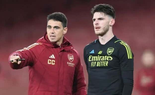 Carlos Cuesta da instrucciones a Declan Rice. Getty Images