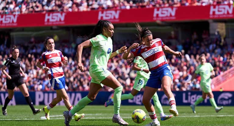 Un lance del partido entre el Granada y el Barça en el Nuevo Los Cármenes.