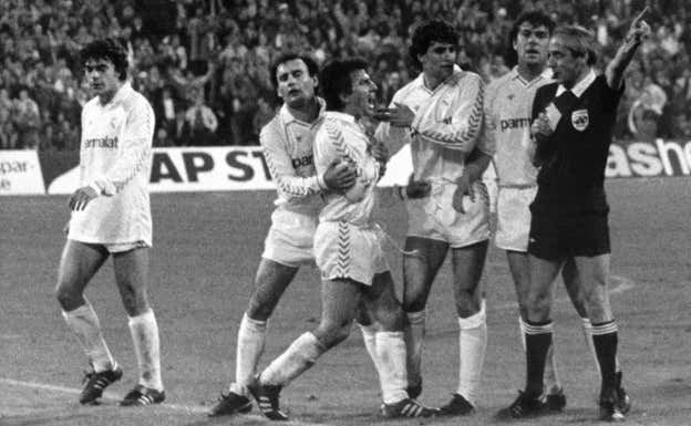 Juanito se encara con el árbitro en el partido contra el Bayern de 1987. GETTY