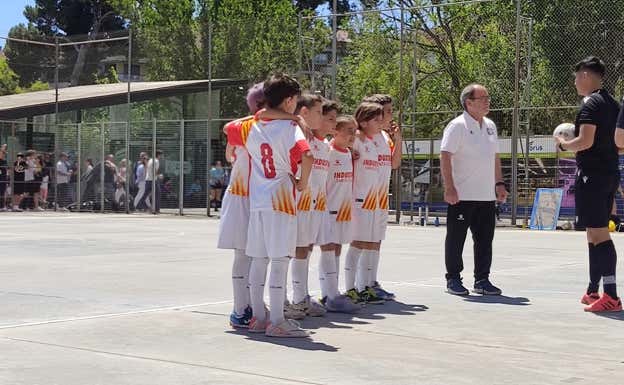Jugadores de Industrias Santa Coloma jugando en una pista al aire libre.  FS GARCÍA