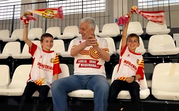 Aficionados de Industrias Santa Coloma en el Pavelló Nou.  FS GARCÍA