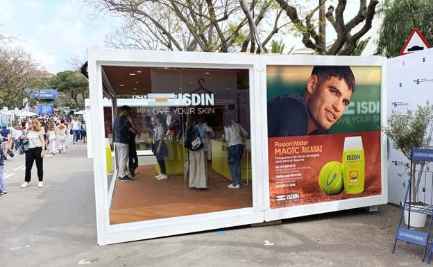 Stand de ISDIN con la imagen de Alcaraz.  RELEVO