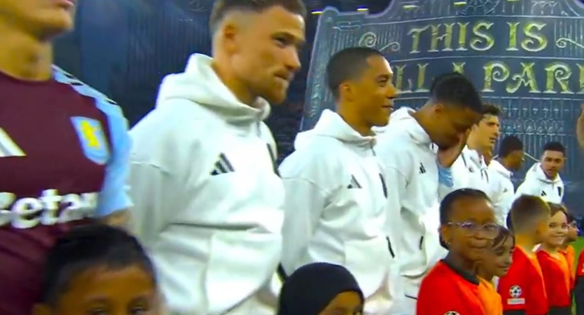 Los jugadores del Aston Villa no dan crédito al error del himno.