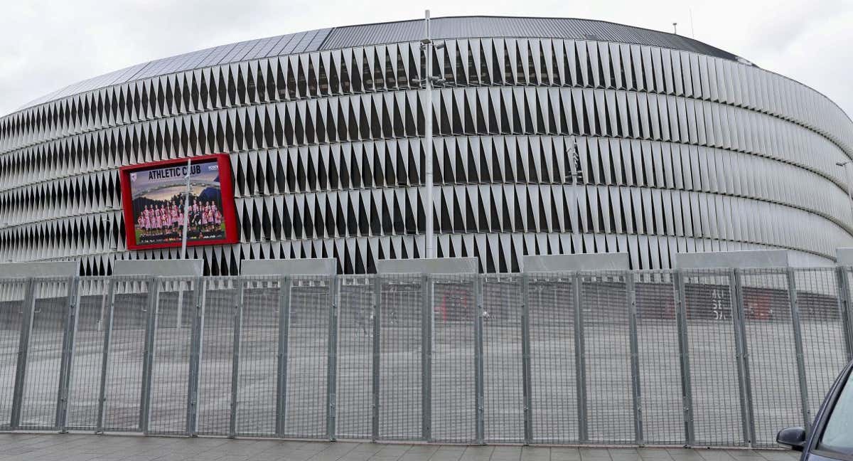 El vallado de San Mamés que se colocó para recibir a la Roma se ha ampliado y rodea ya todo el estadio.