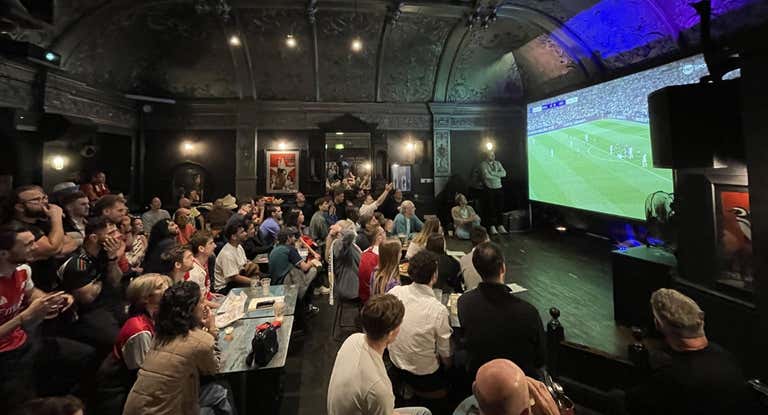 Aficionados del Arsenal ven el partido en el Worlds End.