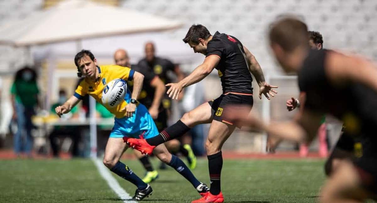 Iñigo Atorrasagasti arbitrando el Seven internacional de Portugal.