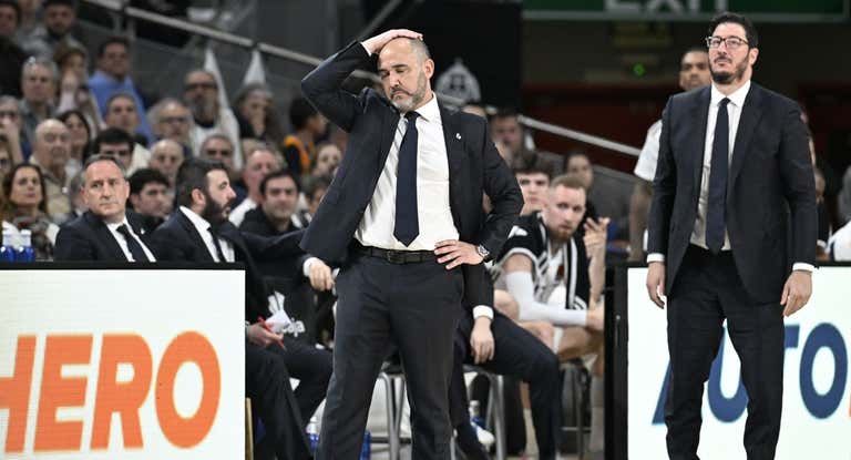 Chus Mateo durante el partido ante el Paris Basketball.