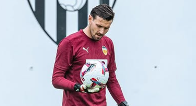 Dimitrievski vuelve a Vallecas sin ganas de seguir de suplente en la 25/26