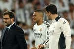 Otra noche aciaga de Mbappé acaba con una lesión de tobillo y pitos de una parte del Bernabéu