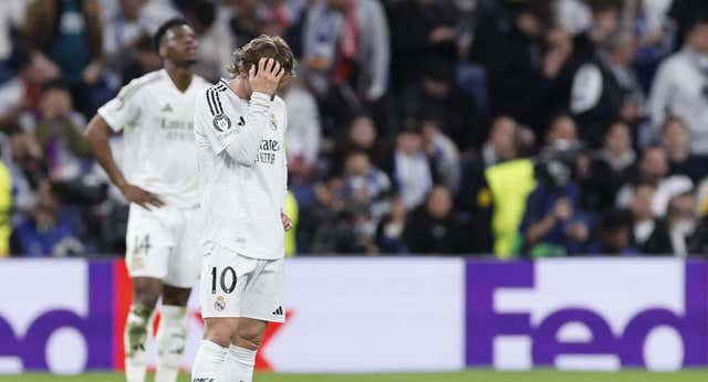 Rio Ferdinand y Jorge Valdano insisten en el vacío sin Toni Kroos: «Hay que encontrar jugadores que te pongan la casa en orden»