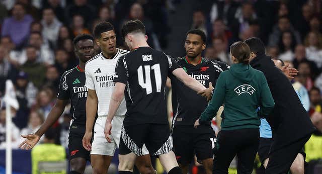Cómo un saque de banda destapó la desesperación del Real Madrid ante un Arsenal más serio, más preparado y más listo