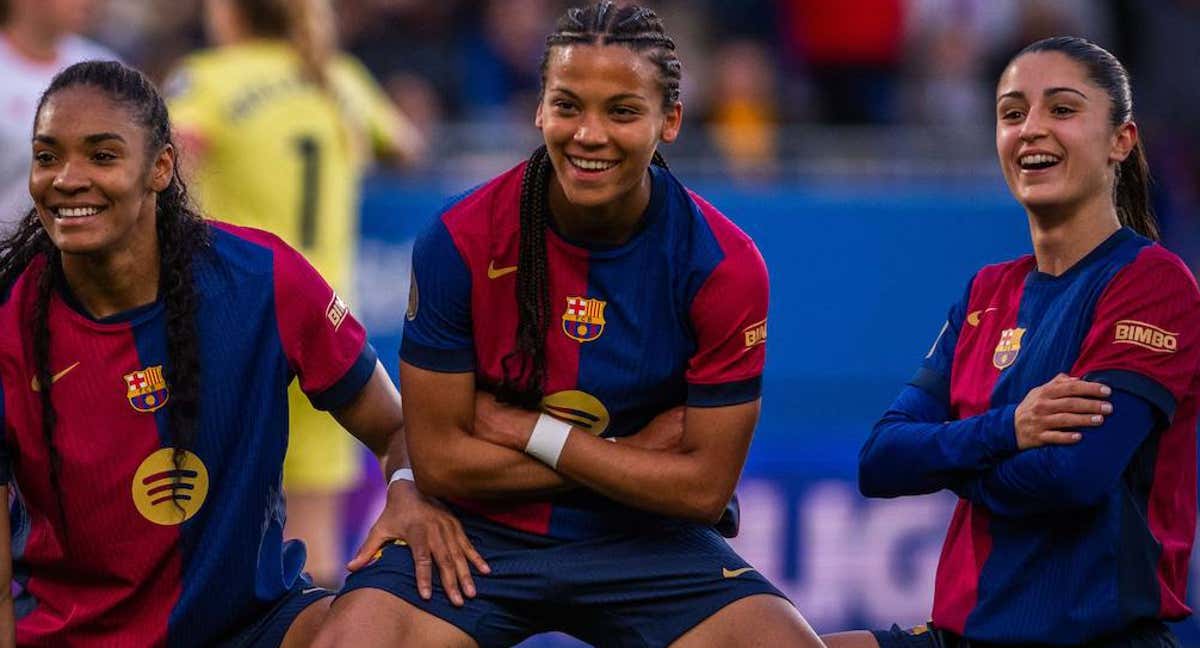Salma Paralluelo, Vicky López y Jana celebran un gol del Barça ante el Sevilla.