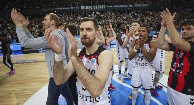 Surne Bilbao Basket se lleva una renta de siete puntos al infierno griego en la final de la Europe Cup