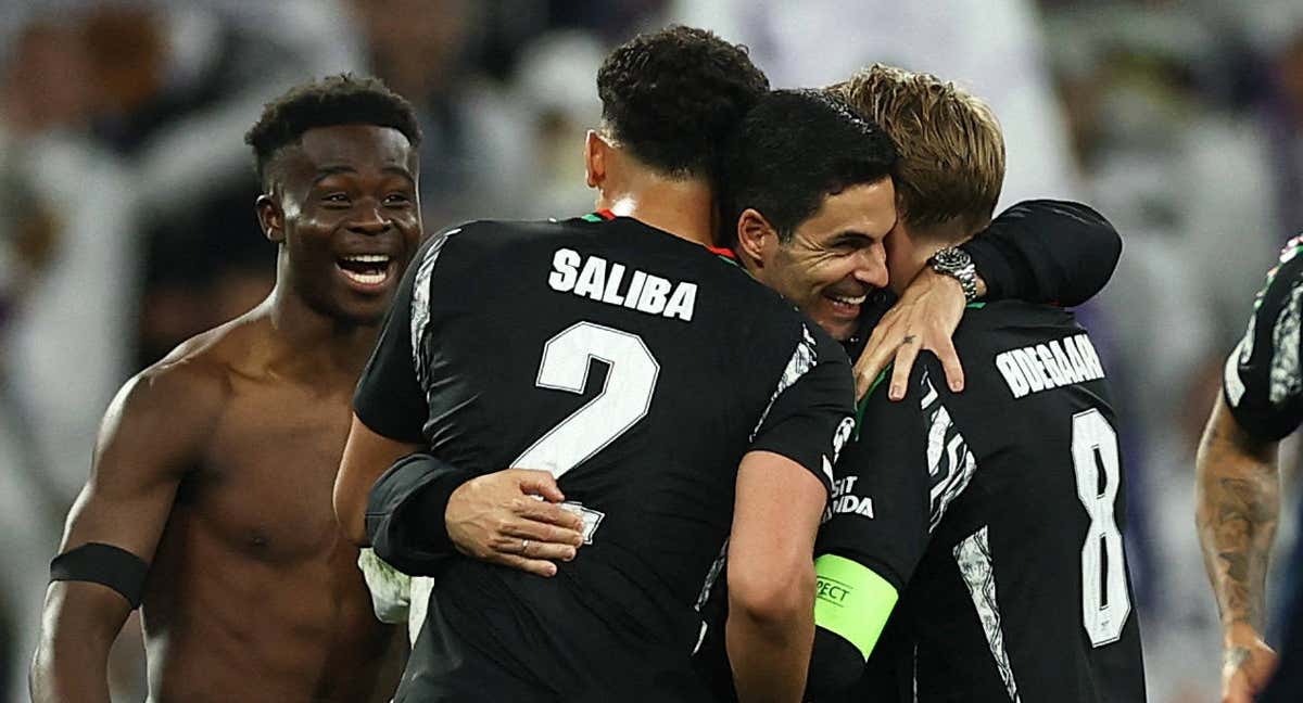 Arteta celebra el triunfo junto a los futbolistas del Arsenal.