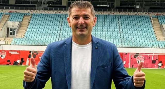 El despido del español Franc Artiga, ex de La Masía, provoca la huelga de sus jugadores