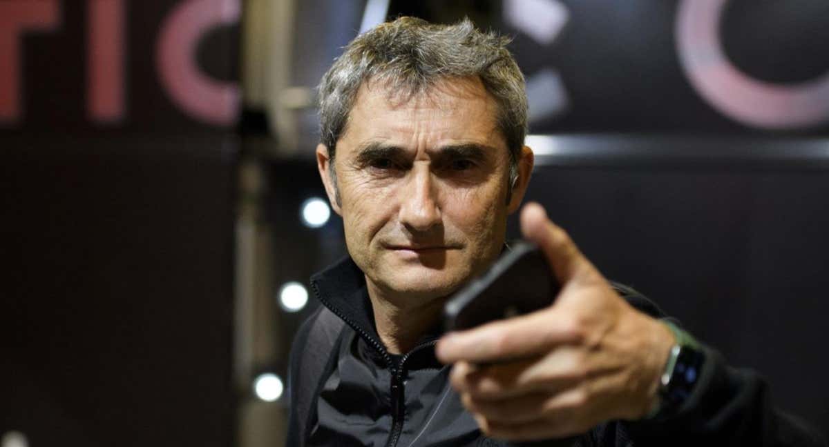 Valverde saluda al llegar a San Mamés.