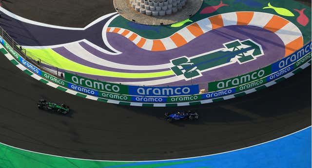 Fernando Alonso sigue en la nada mientras Carlos Sainz sonríe en unos Libres liderados por Pierre Gasly