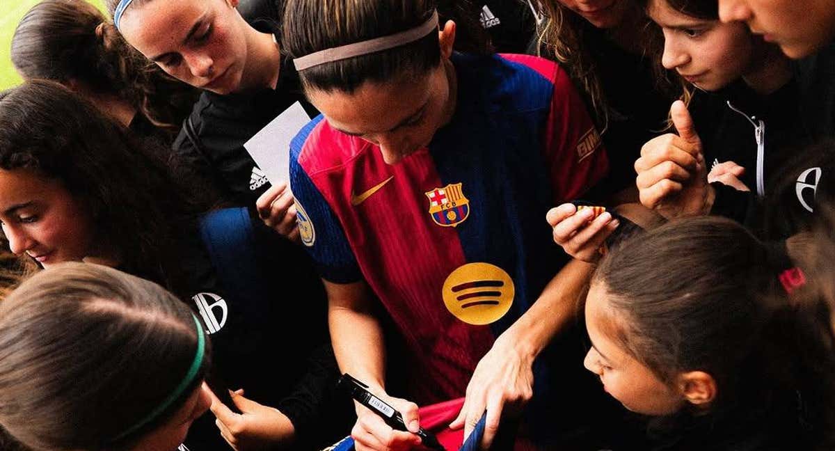 Aitana Bonmatí firma autógrafos a niños y niñas de su campus tras un partido del Barcelona femenino.